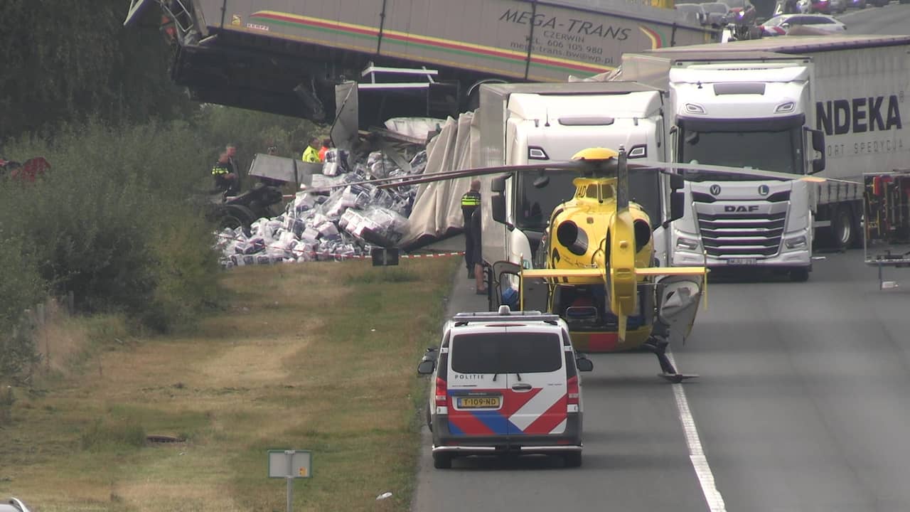 Video | Traumahelikopter landt op A73 na dodelijk ongeluk