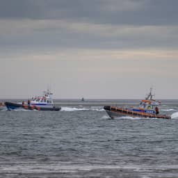 Vrachtschip drijft stuurloos op Noordzee boven Schiermonnikoog, drie gewonden