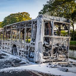 Lijnbus brandt uit in Hoogersmilde, chauffeur zette bus op tijd langs de weg