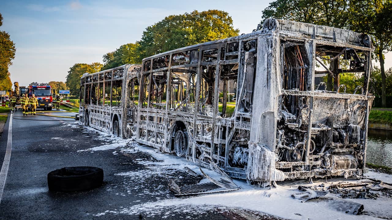 Lijnbus brandt uit in Hoogersmilde, chauffeur zette bus op tijd langs de weg