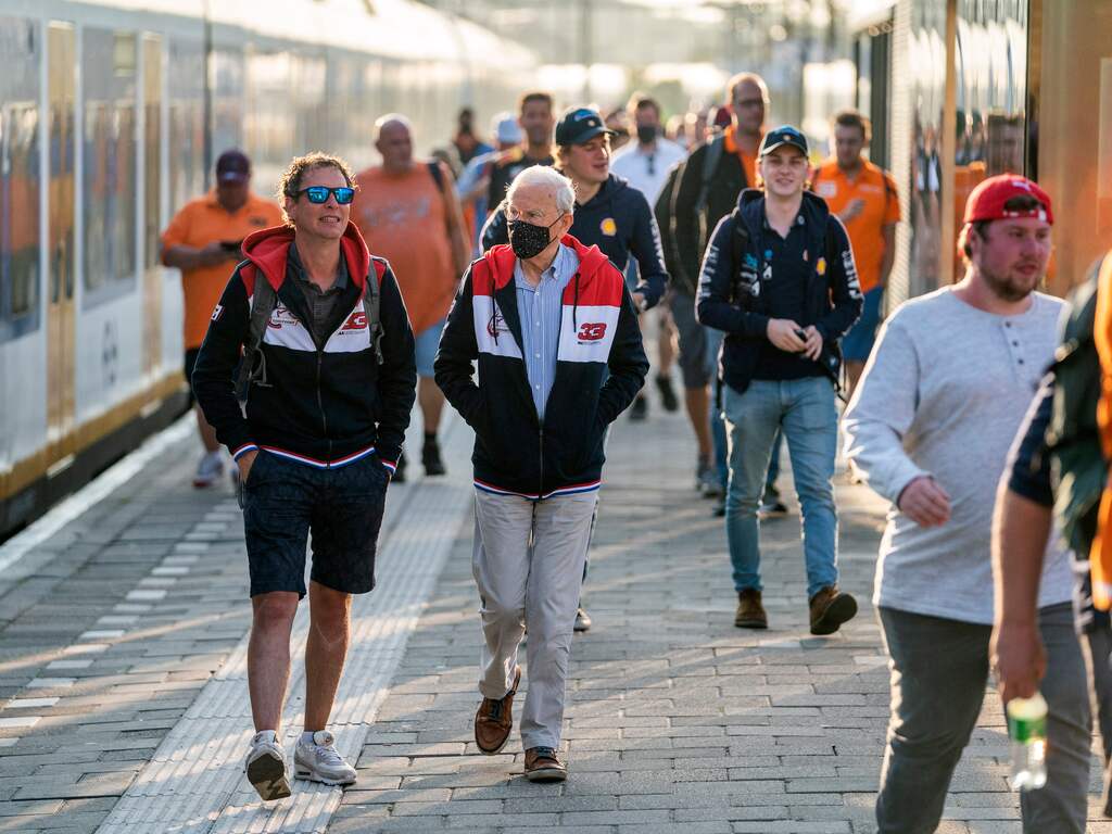 Ook zondag weer vroeg toeschouwers in Zandvoort, met croissantje en bier