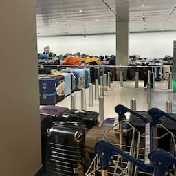 Duizenden mensen zonder koffer op reis door storing in bagagesysteem Schiphol
