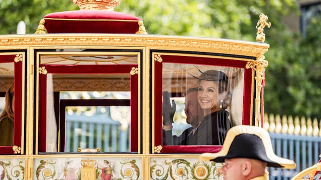 Willem-Alexander, Máxima en Amalia stappen in Glazen Koets op Noordeinde