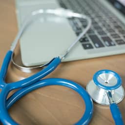 Fransman opgepakt die tienduizenden euro's verdiende met neppe doktersbriefjes