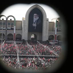 Zonen van omgekomen leider Khamenei op begrafenis, opvolger Mojtaba afwezig