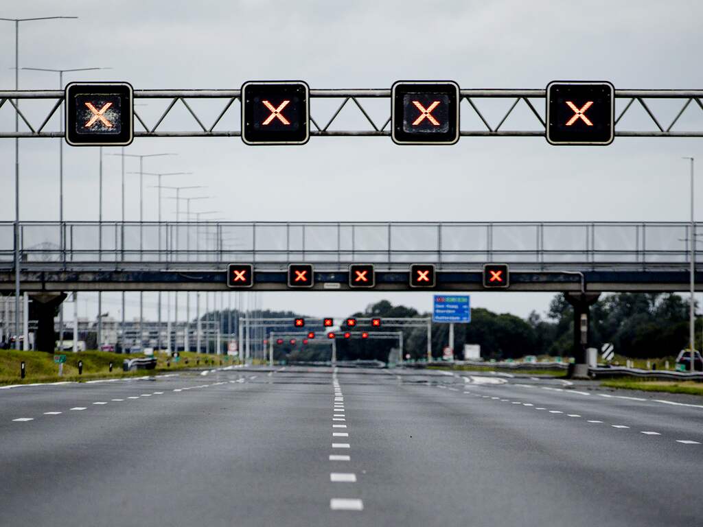 A12 weer open na ongeluk met vijf auto's door losgeraakt autowiel