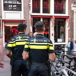 Man rijdt met gestolen scooter in op agenten in Leiden