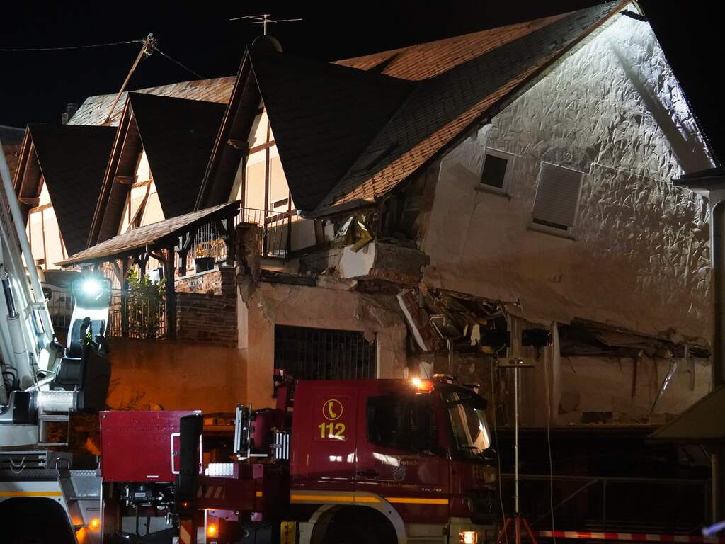 Dode na instorten Duits hotel, nog acht mensen vast onder puin