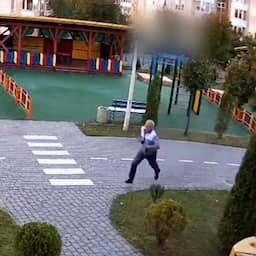 Video | Man vlucht net op tijd voor naderende Russische drone in Oekraïne