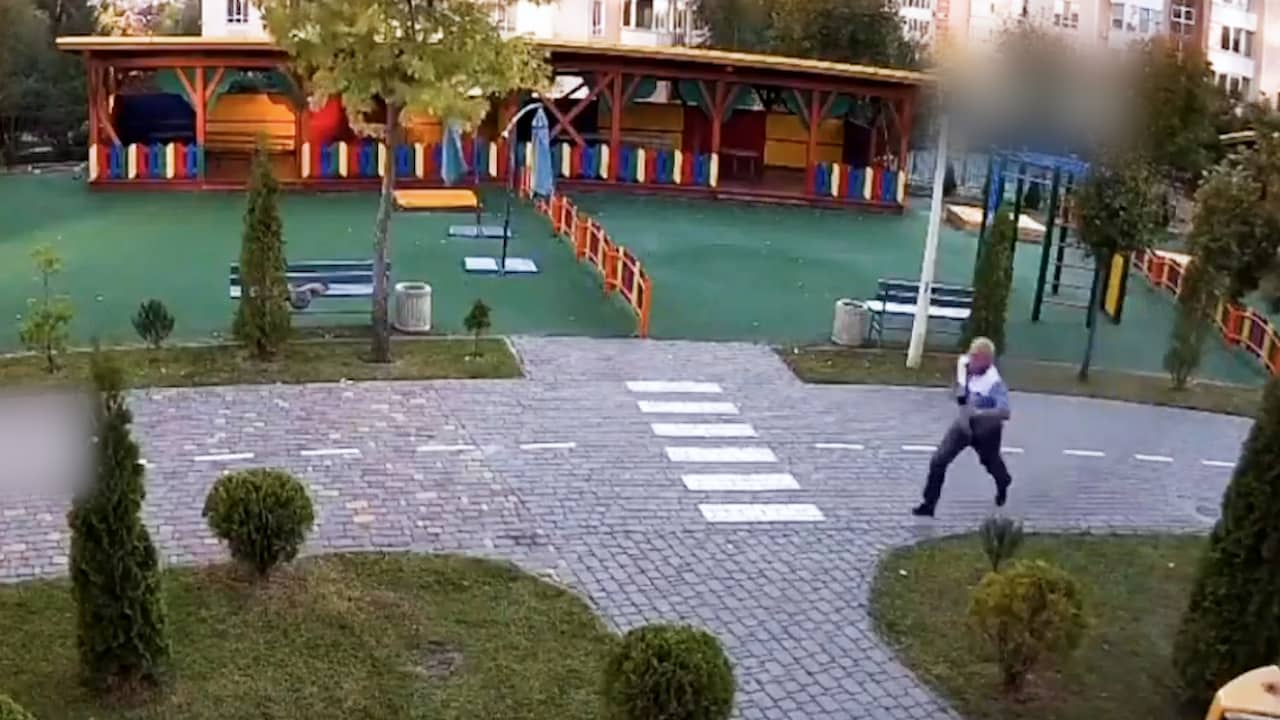 Man vlucht net op tijd voor naderende Russische drone in Oekraïne