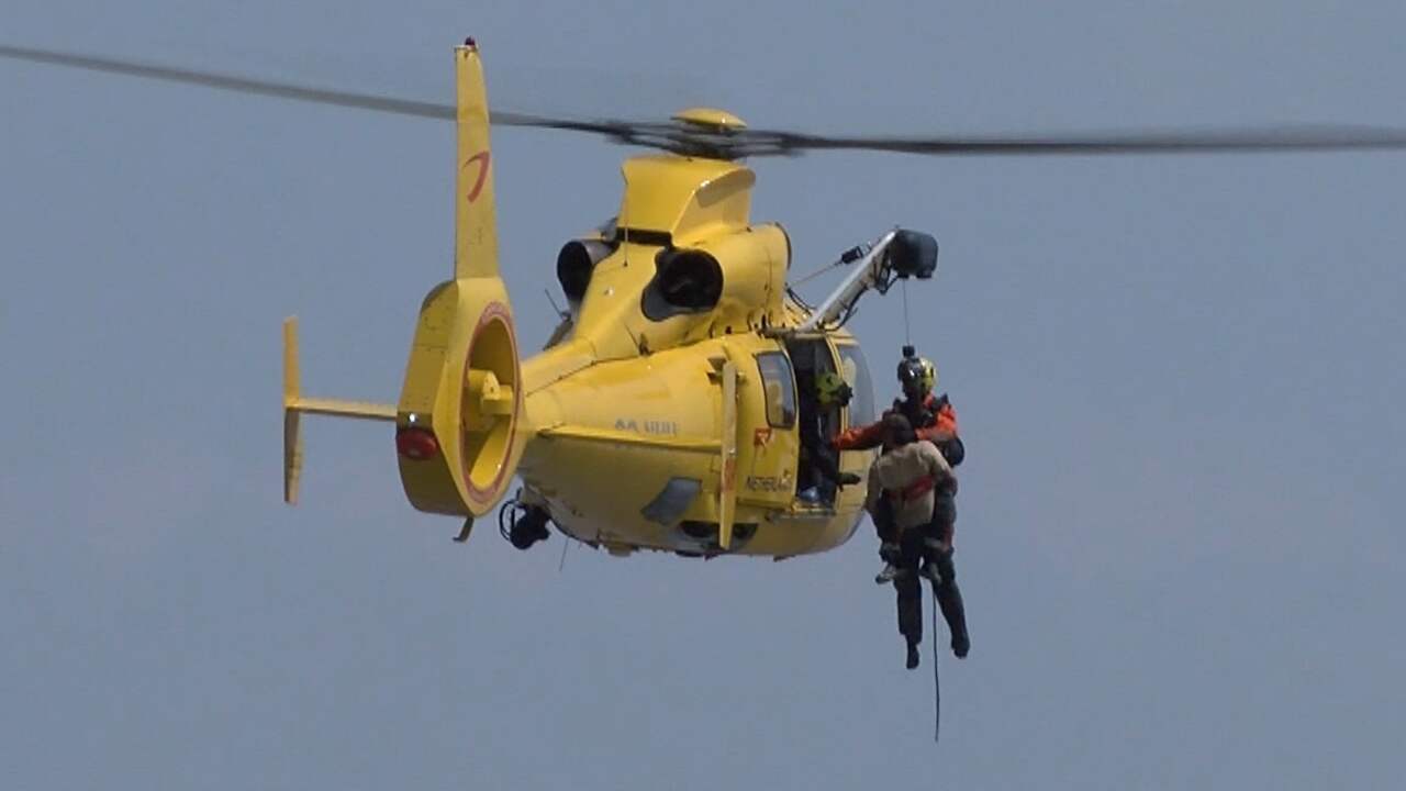 Video | Reddingshelikopter trekt man uit drijfzand in Zeeland