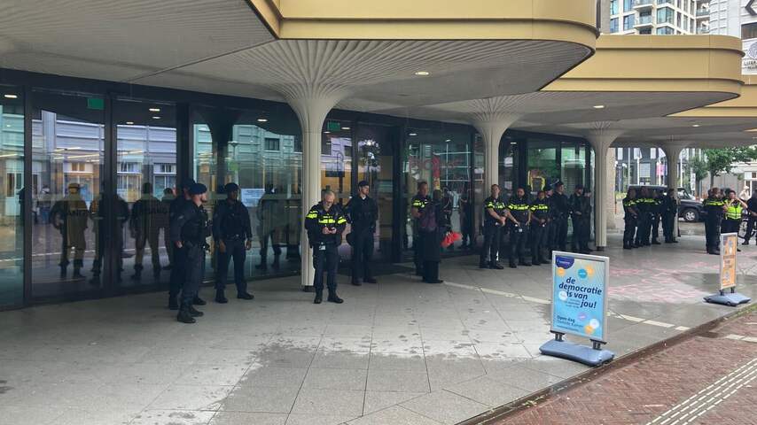 Foto bij Tweede Kamer afgesloten omdat pro-Palestijnse betogers vergadering verstoren