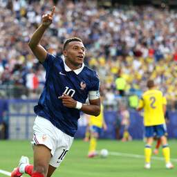 Mbappé leidt Frankrijk met twee goals tegen Zweden naar volgende ronde op WK