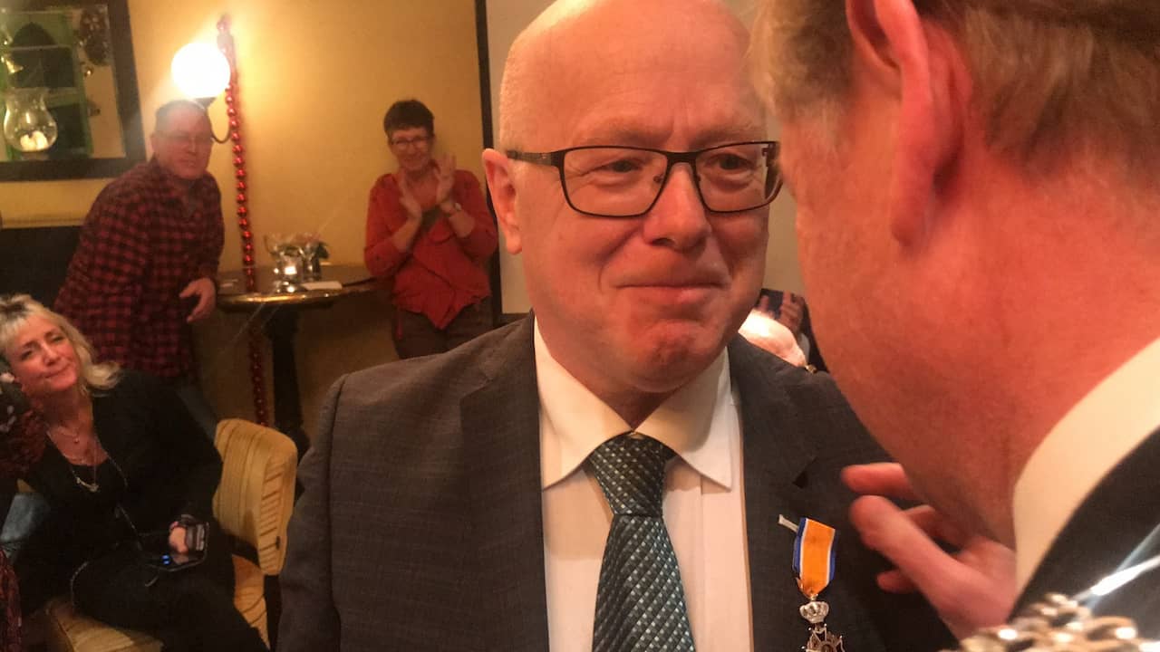 Beheerder erebegraafplaats Overveen koninklijk onderscheiden bij afscheid