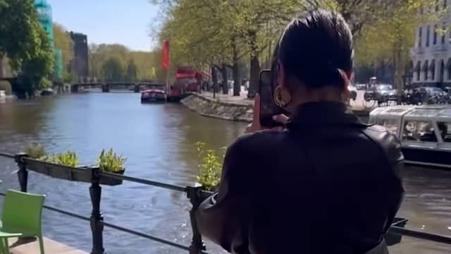 Jessie J hangt toerist uit in Amsterdam voor show in Paradiso