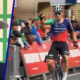 Video | Olav Kooij snelste bij massasprint in Ronde van Groot-Brittannië