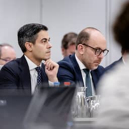 Top van minderheidskabinet bijeen nu rechtse partijen druk opvoeren