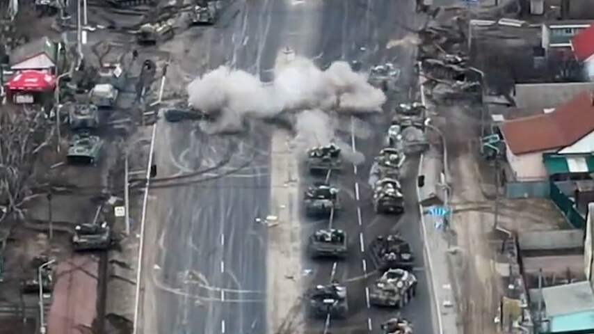 Drone filmt aanval Oekraïens leger op Russische tankcolonne