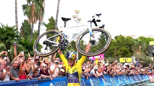 Geëmotioneerde Vollering houdt fiets in de lucht na finish