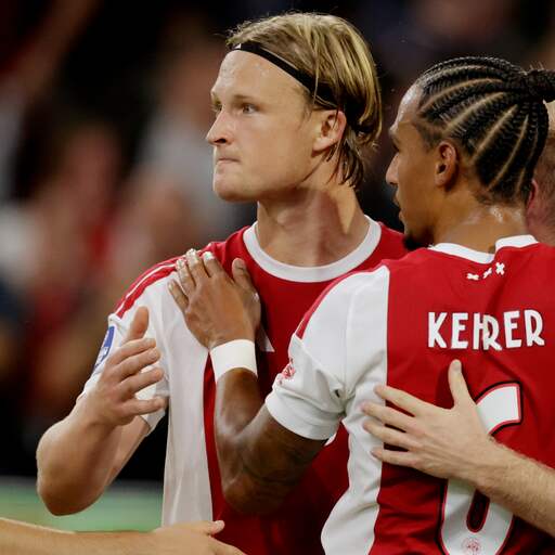 Illustratie bij: 'Derde spits' Dolberg scoort en geeft assists: 'Blij dat ik nog bij Ajax ben'
