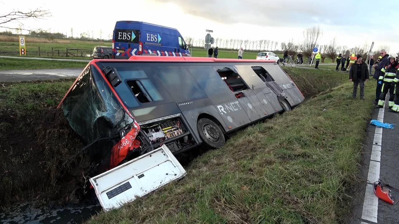 Video | Lijnbus die scholieren vervoerde ligt in sloot bij Zwartewaal