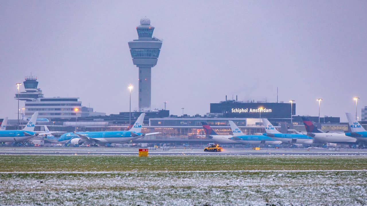 Winters weer hindert vliegverkeer: tientallen vluchten op Schiphol geannuleerd