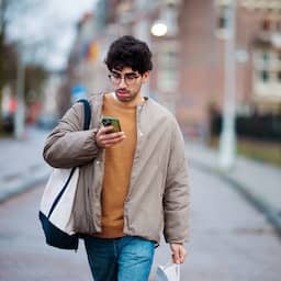 Italië gaat voetgangers beboeten die met telefoon in de hand oversteken