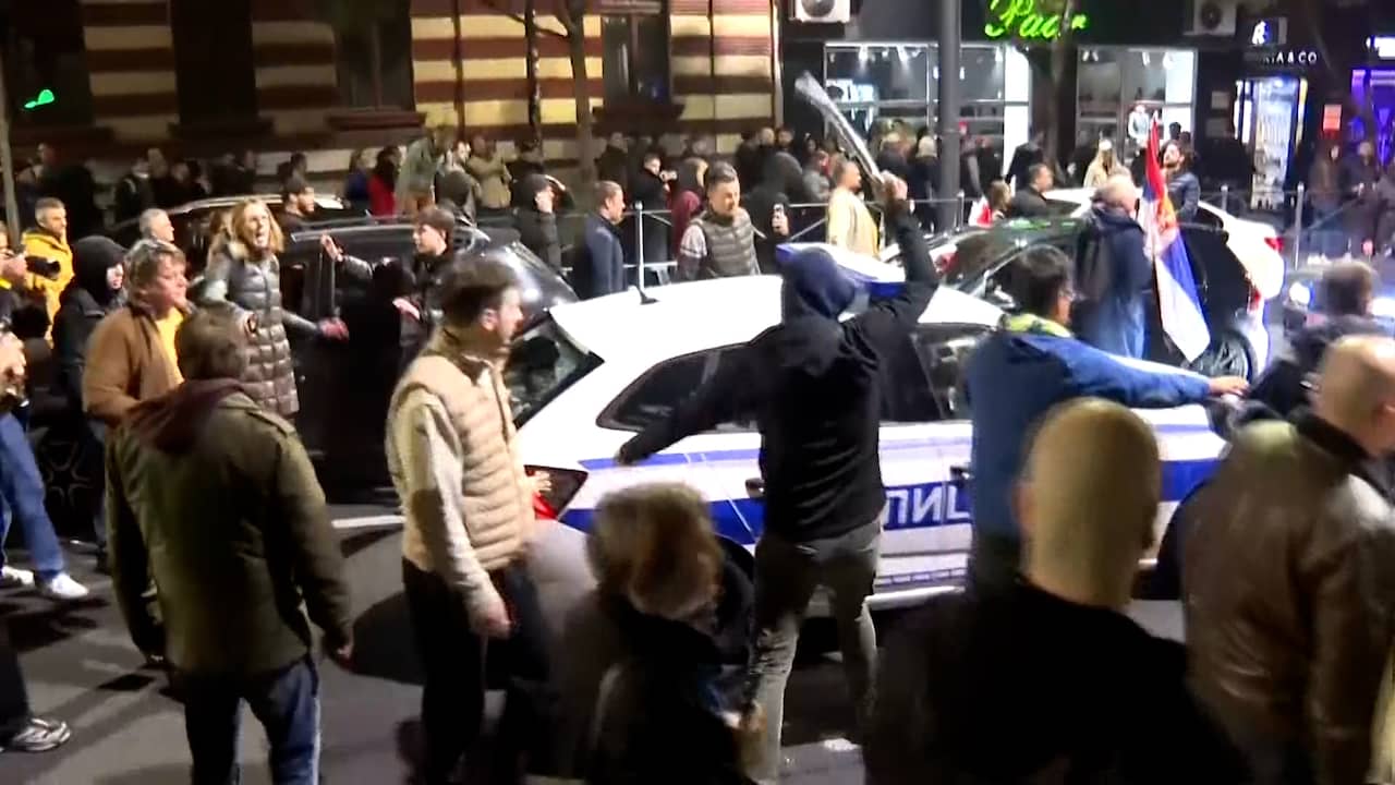 Servische demonstranten vallen politieauto's aan na verkiezingsnederlaag Vucic