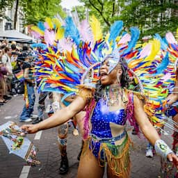 In beeld | Uitbundige kostuums en muziek bij Zomercarnaval Rotterdam