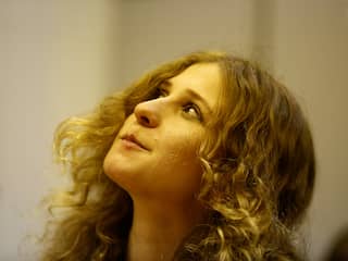 Leider Pussy Riot komt weg uit Rusland door vermomming als maaltijdbezorger