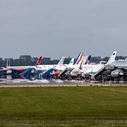 Video | Schiphol parkeert regeringstoestellen op Polderbaan tijdens NAVO-top