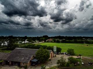 Nog steeds code oranje in Limburg, huis in Beek op instorten na wegwaaien dak