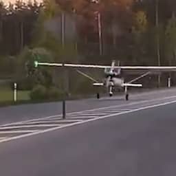 Video | Vliegtuigje scheert langs auto tijdens noodlanding op Letse snelweg