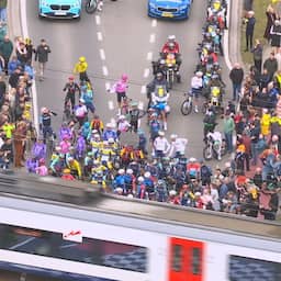 Live Ronde van Vlaanderen | Trein zit peloton dwars, Nederlanders in kopgroep