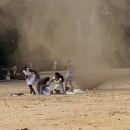 Video | Parkbezoekers vluchten voor zandhoos in Londen