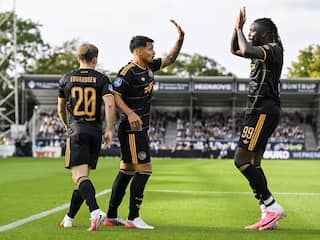 Ajax verslaat Telstar met grote cijfers, spitsen Arokodare en Leonardo scoren