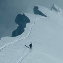 Video | Man skiet als eerste zonder zuurstoftank van Mount Everest