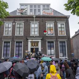 Politie stuurt onderhandelaar naar bezetters universiteitsgebouw Utrecht