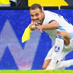 Voetballer van Israël maakt schietgebaar met hoekvlag en krijgt tweede gele kaart