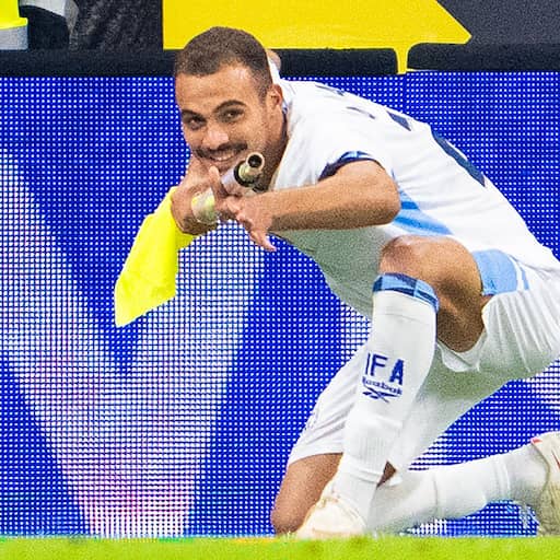 Illustratie bij: Voetballer van Israël maakt schietgebaar met hoekvlag en krijgt tweede gele kaart