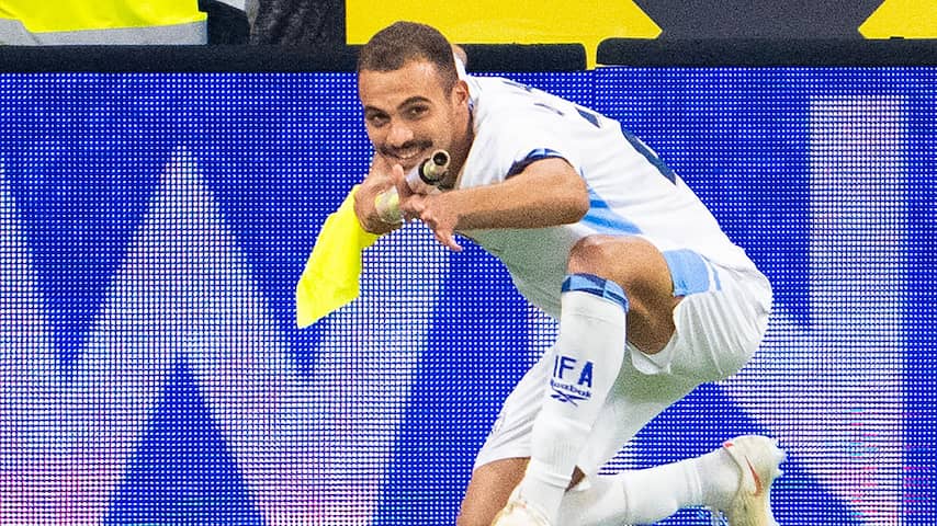 Voetballer van Israël maakt schietgebaar met hoekvlag en krijgt tweede gele kaart