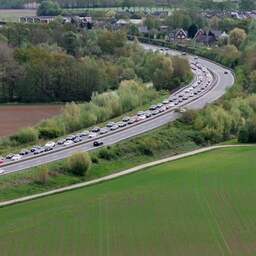 Video | Drone filmt enorme Duitse file richting Designer Outlet in Roermond