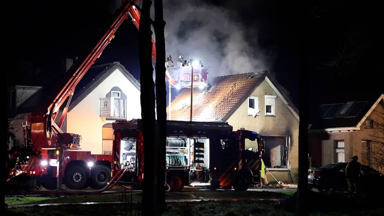 Video | Rookwolken stijgen op uit huis na explosies in Drenthe