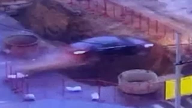 Dronken Rus vliegt met auto over enorme greppel tijdens achtervolging