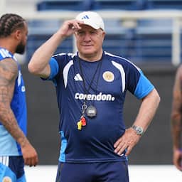 Dick Advocaat viert 79e verjaardag met klinkende zege van Curaçao