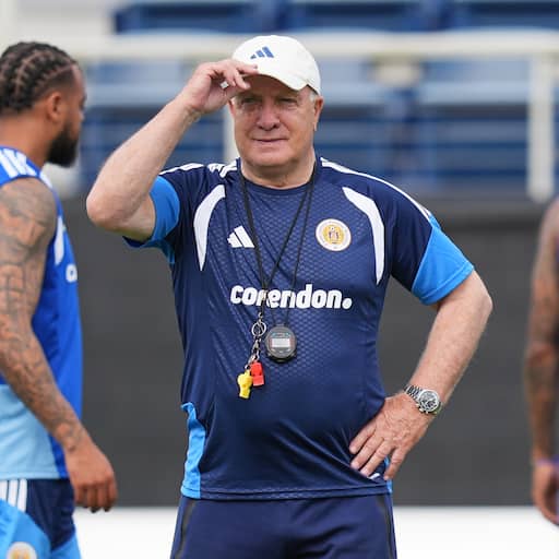 Illustratie bij: Dick Advocaat viert 79e verjaardag met klinkende zege van Curaçao
