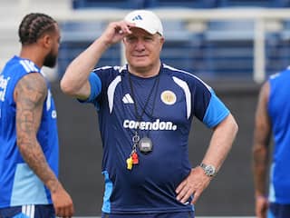 Dick Advocaat viert 79e verjaardag met klinkende zege van Curaçao