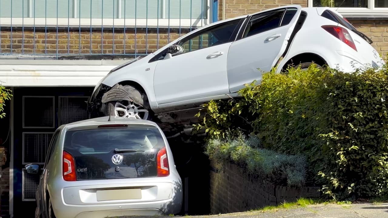 Video | Auto staat boven op andere auto geparkeerd in Heerlen