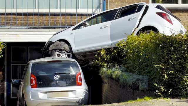 Auto staat boven op andere auto geparkeerd in Heerlen