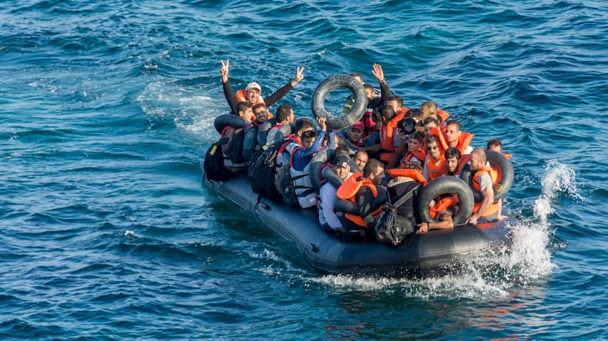 italiaanse-kustwacht-redt-2200-bootvluchtelingen-uit-zee.jpg